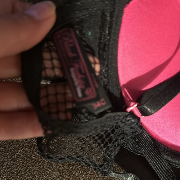 Black fushia hot pink and fishnet bra 34c - Picture 3 of 3